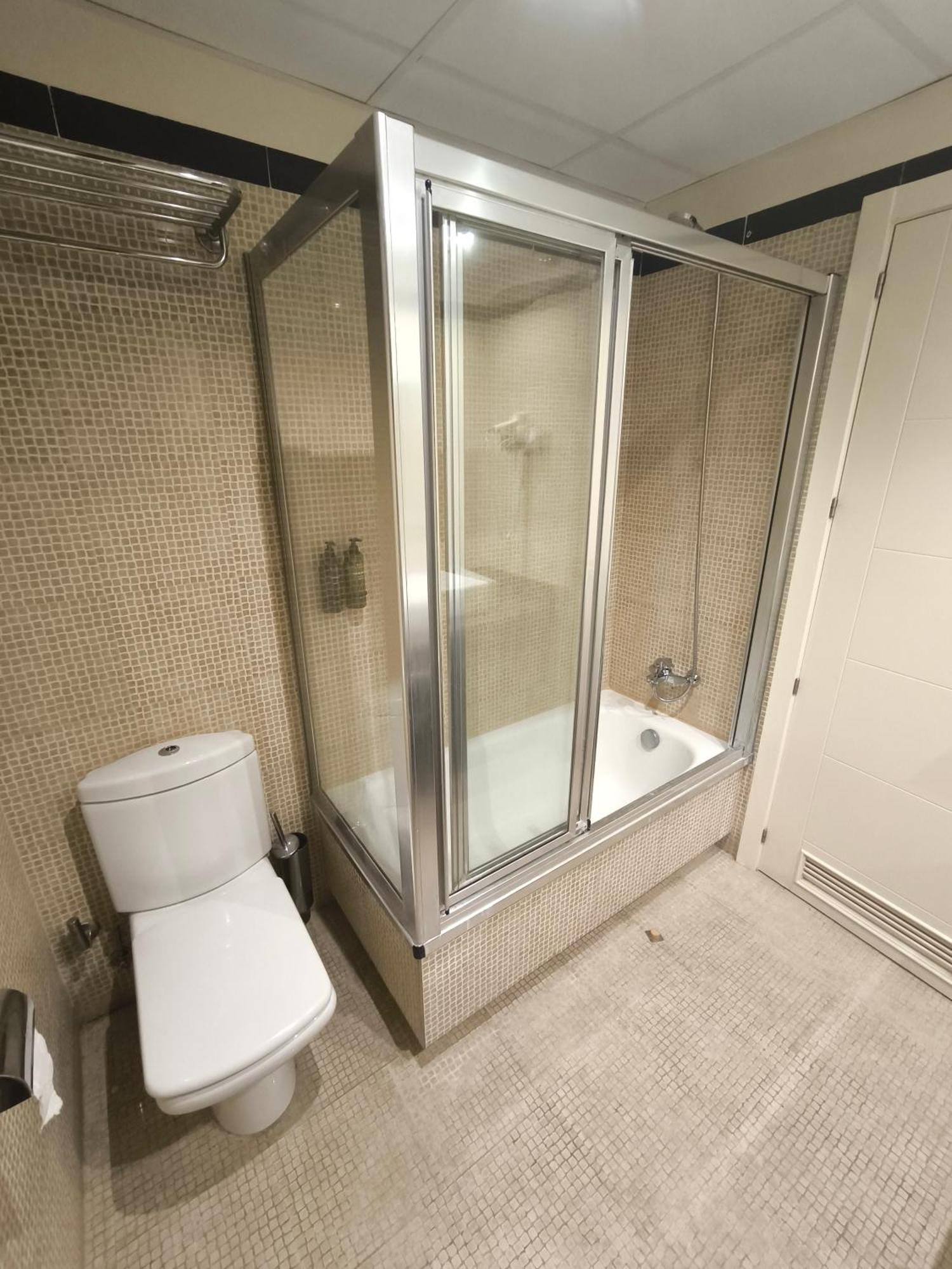 Family Spacious Apartment, Terrace, Kitchen, View, Free Parking And Wifi Appartamento *